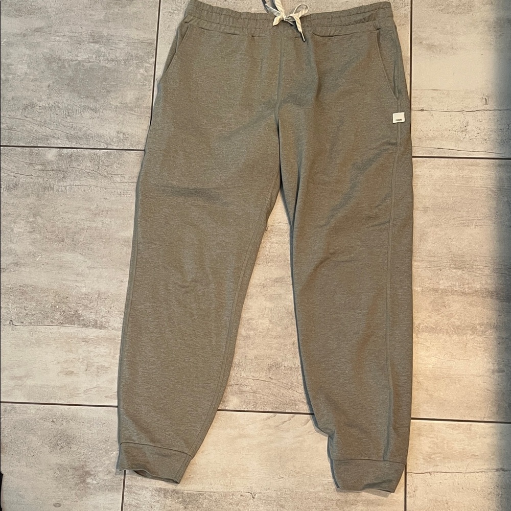 Vuori Performance Joggers in Laurel Heather
